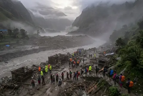 Himalaya-Flut fordert Hunderte