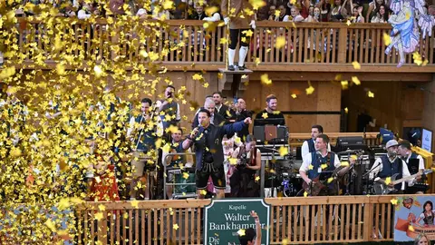 Gabalier heizt Damen-Wiesn ein