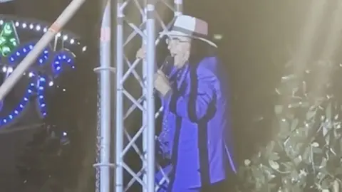 Al Bano klettert auf den Mast