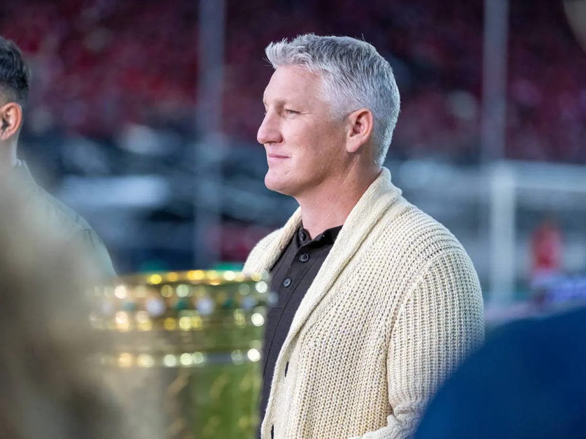 Schweinsteiger zieht den Pokal
