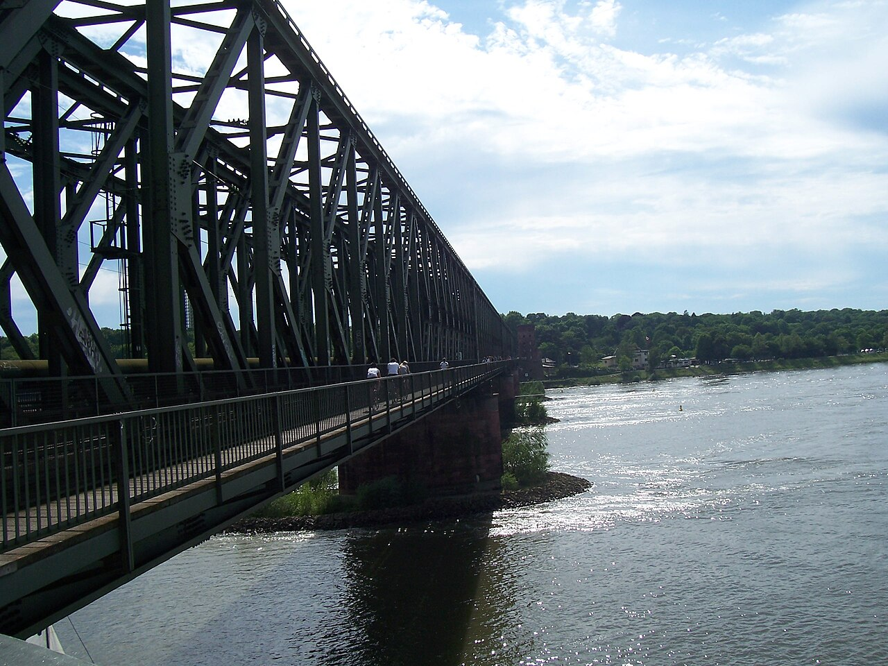 Drohnen treffen Brücke in Kiew